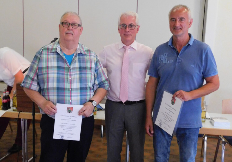 Brgermeister Volker Mendel stehen in dieser Wahlperiode Hans-Martin Born (rechts) und Karl-Werner Bierbrauer (links) als Beigeordnete zur Seite. Wolfgang Theis wurde in Abwesenheit gewhlt. Fotos: wear