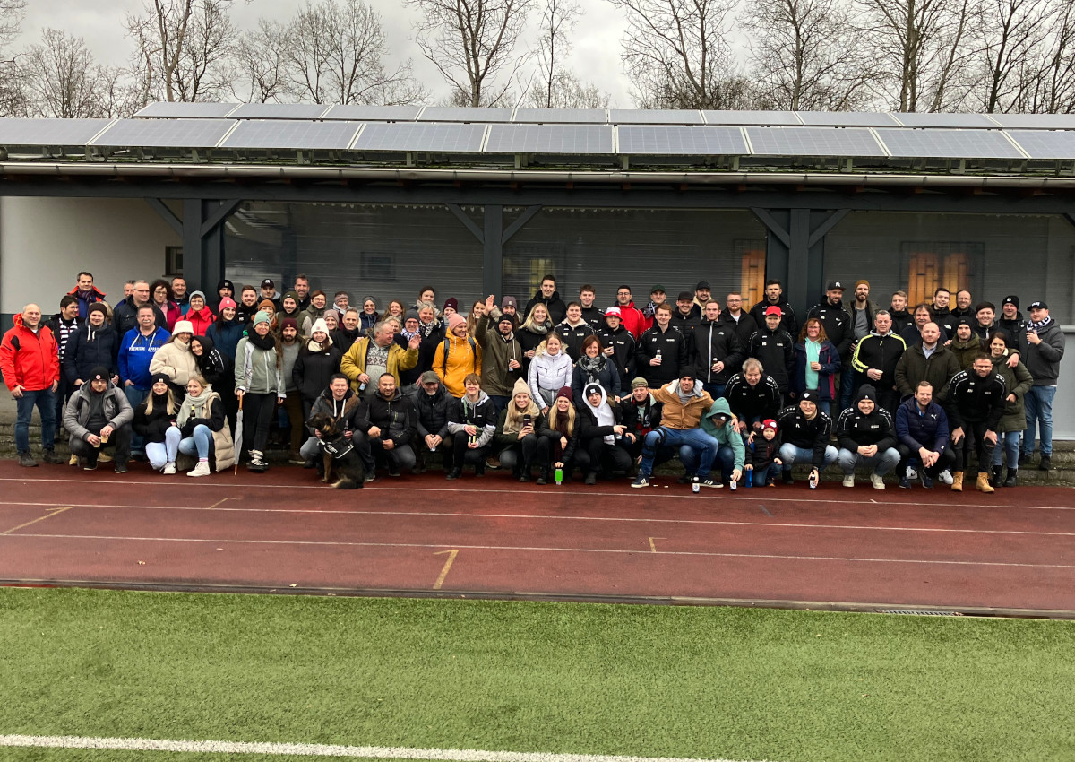 Gruppenbild vor dem Sportlerheim in Puderbach. (Foto: Verein)