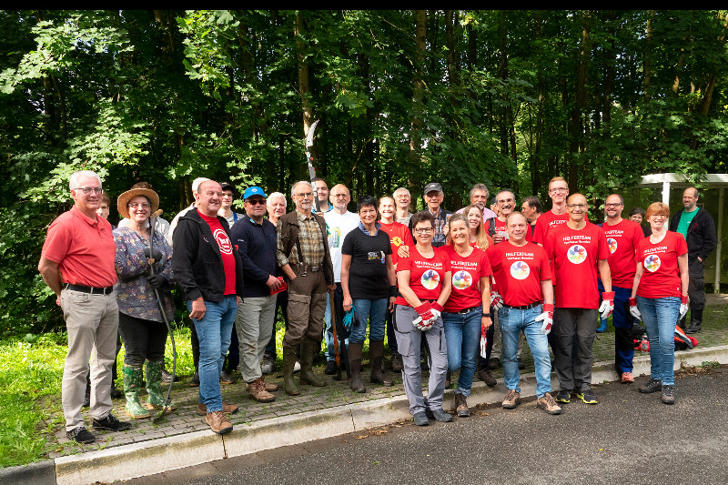 Zusammen mit vielen weiteren ehrenamtlichen Helfern wurde in Puderbach das Indische Springkraut bekmpft. Das Projekt war teil der Helferwochen. Foto: Sparkasse Neuwied