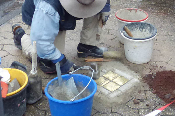 Erste Stolpersteine in Puderbach verlegt