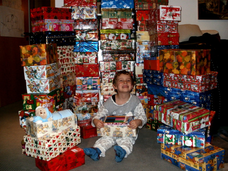 "Weihnachten im Schuhkarton" bereitet Kindern seit 22 Jahren ein kleines Stckchen Weihnachtsglck. Foto: Privat