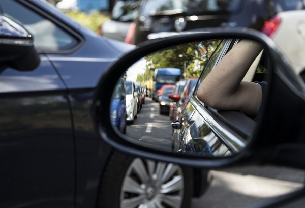 Frust im Stau: Immer mehr Beschftigte haben weite Wege zur Arbeit. Die Gewerkschaft IG BAU
macht fr den Trend auch den fehlenden Wohnraum in Gro- und Universittsstdten
verantwortlich. (Foto: IG Bau)