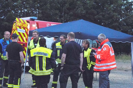 Einsatzbesprechung mit Einsatzleiter Heiko Grttner (3. v. li.) (Foto: kk)