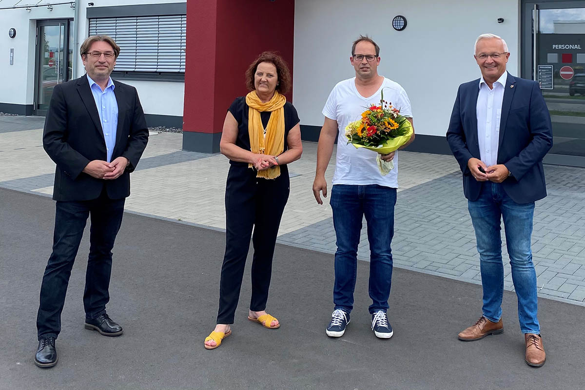 Vorstand Jrg Schwarz (links) und Landrat Achim Hallerbach (rechts) gratulierten Oliver Petricek zur Wahl. Gleichzeitig dankten sie Birgit Eisenhuth fr ihre Ttigkeit als bergangsvorsitzende. Foto: Kreisverwaltung
