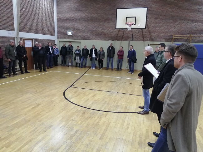 Vor Ort nahmen zwei Ausschsse der Verbandsgemeinde Altenkirchen die marode Sporthalle der Pestalozzi-Grundschule unter die Lupe. (Foto: hak)
