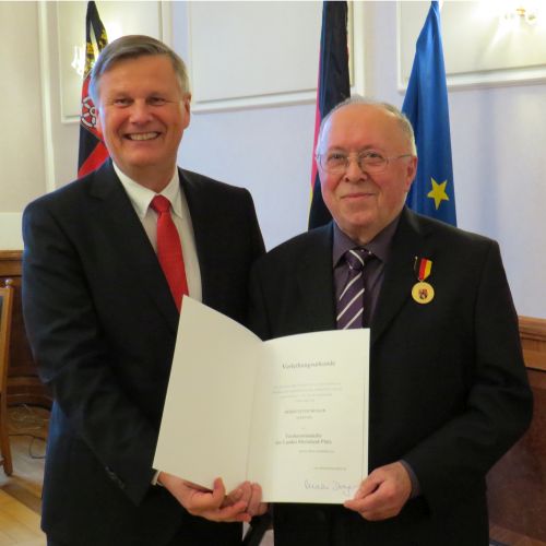 SGD Nord Prsident Dr. Ulrich Kleemann hndigte Peter Mosler aus Ailertchen die Verdienstmedaille des Landes Rheinland-Pfalz aus. Foto: SGD Nord