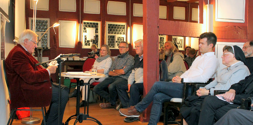 Pfarrer Gerhard Zimmermann (links) berichtete ber das Lebenswerk von Charlotte Petersen. (Foto: privat) 