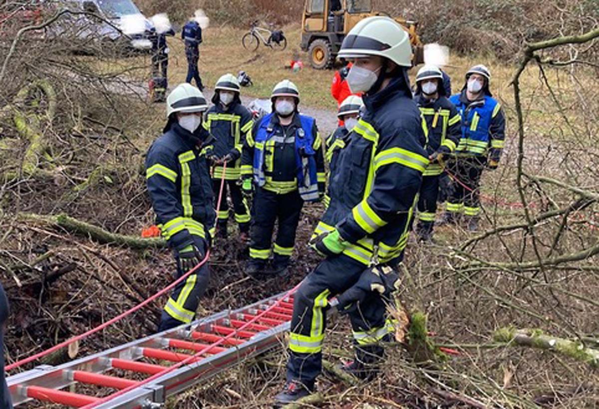 Mit Leiterteilen wurde ein Weg vorbereitet. (Bilder: Feuerwehr)