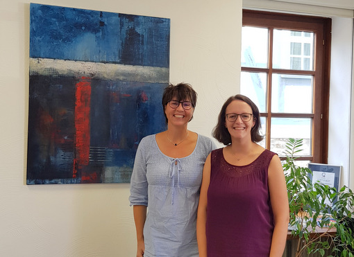 Petra Mischlich (links) mit Bchereimitarbeiterin Tanja Wolf. (Foto: Stadtbcherei)
