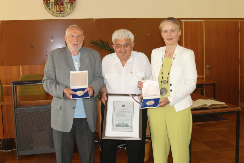 Ehre wem Ehre gebhrt: Stadtbrgermeisterin Gabi Wieland berreichte die Petrusplakette an Albert Kram (l.) und Oswald Bckling. Mit der Auszeichnung wird das vielfltige ehrenamtliche Engagement der verdienten Brger geehrt. Fotos: privat