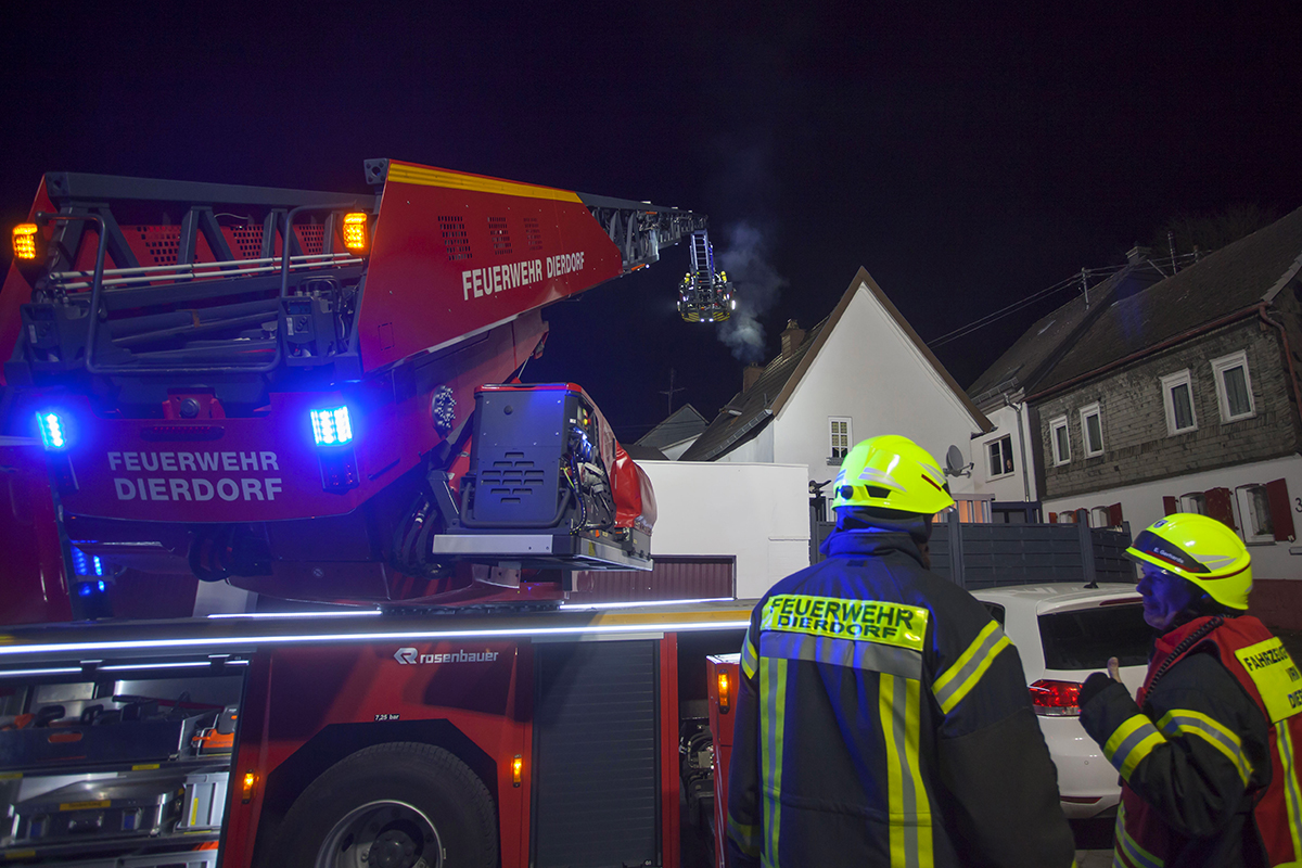 Feuerwehr bekmpft Kaminbrand in der Innenstadt von Dierdorf