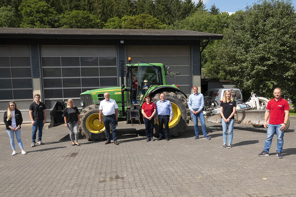 Ein Teil des Teams des Forstbetriebes Pfau mit Sandra Kster (3.v.l.), Landrat Enders (4.v.l.) und Lars Kober (3.v.r.).  Foto: Wolfgang Tischler