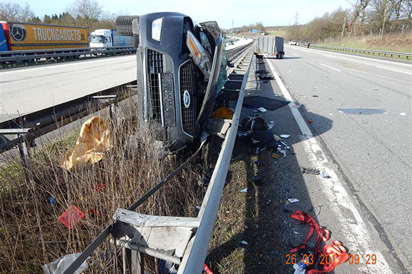 Vollsperrung der A 3 nach Verkehrsunfall mit Pferdeanhnger