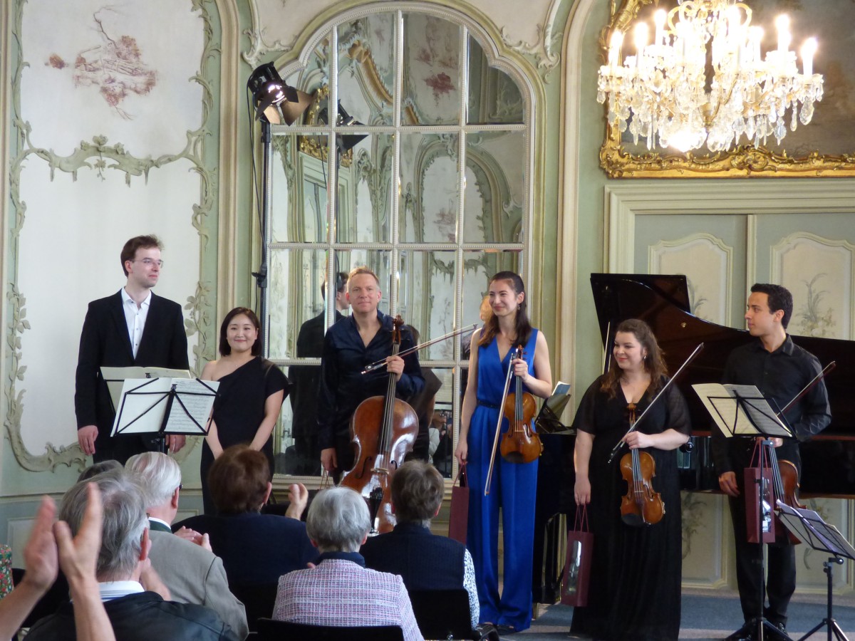 Die Interpreten des Pfingstkonzert im Diana-Saal mit dem Weltklasse-Cellisten Johannes Moser (3.v.l.). Foto: Hans Hartenfels 