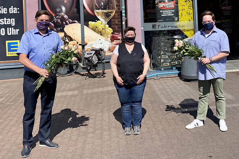 Markus Blank (l.) und Pascal Badziong (r.) berreichen die Pfingstgre der CDU Heimbach-Weis/Block. Foto: CDU