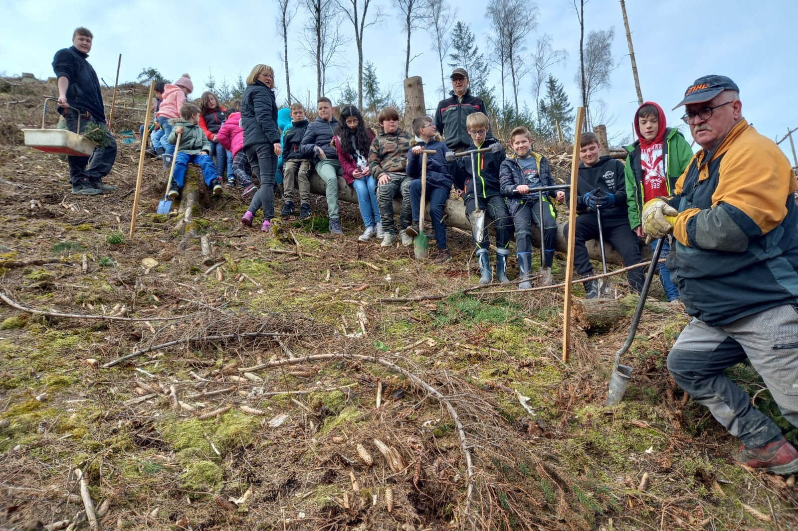 Schulklasse pflanzt Kstentannenwald in Raubach