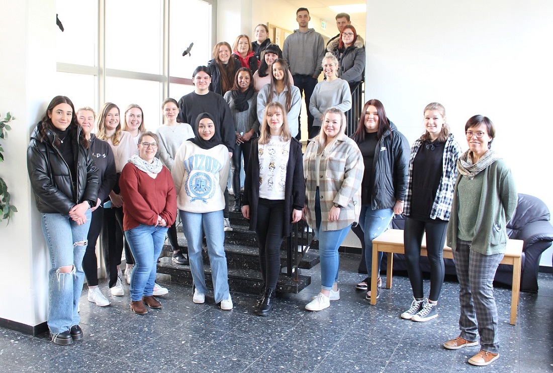 25 junge Damen und Herren starten im Siegener Pflegebildungszentrum ihre Ausbildung zur Pflegefachfrau/ zum Pflegefachmann. Kursleiterin Brigitte Brandes (rechts) nahm ihre neuen Schler freudig in Empfang. (Foto: Diakonie SW)