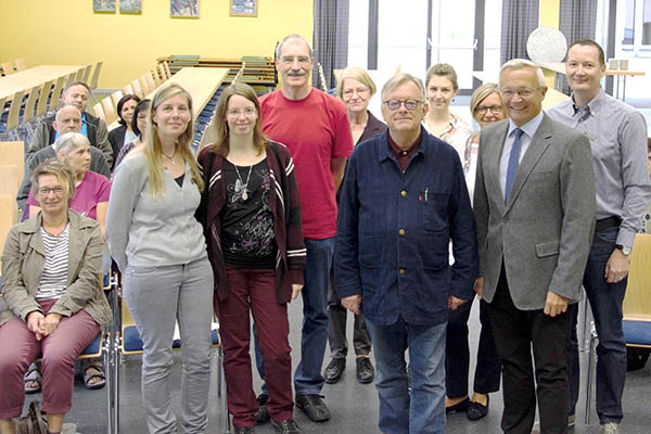 Von links: Sonja Schimanski, Catharina Barrado Otaola, Dr. Johannes Rupp, Marianne Merz-Petrat, Prof. Dr. Ludwig Salgo, Shari Klaus, Sonja Kurp, 1. Kreisbeigeordneter Achim Hallerbach und Thomas Gunkel.