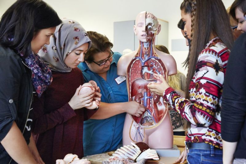 Bilder aus alten Zeiten: Aktuell wird die Pflegeausbildung an der BILDUNGSWERKstadt selbstverstndlich mit dem gebotenen Abstand fortgesetzt. Die Verantwortlichen der Akademie fr Gesundheitsfachberufe setzen sich dafr ein, dass alle Auszubildenden der Einrichtung trotz der Schulschlieung ihre Ausbildung fortsetzen und auch abschlieen knnen. Nur der Start fr die neue generalistische Pflegeausbildung wird verschoben. Fotos: privat