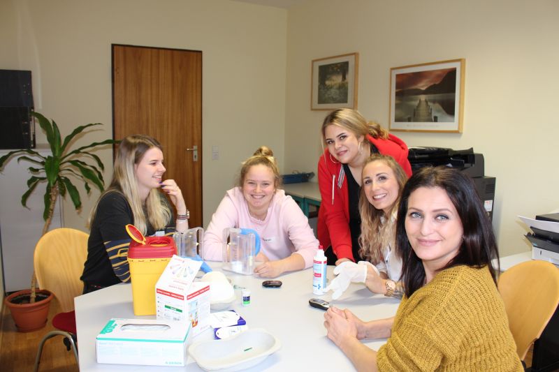 Exkursion der Wirtschaftsfrderungsgesellschaft Westerwaldkreis mbH mit der Fachoberschule (FOS) Hachenburg. Foto: Schule fr Pflegeberufe Katharina Kasper, Dernbach