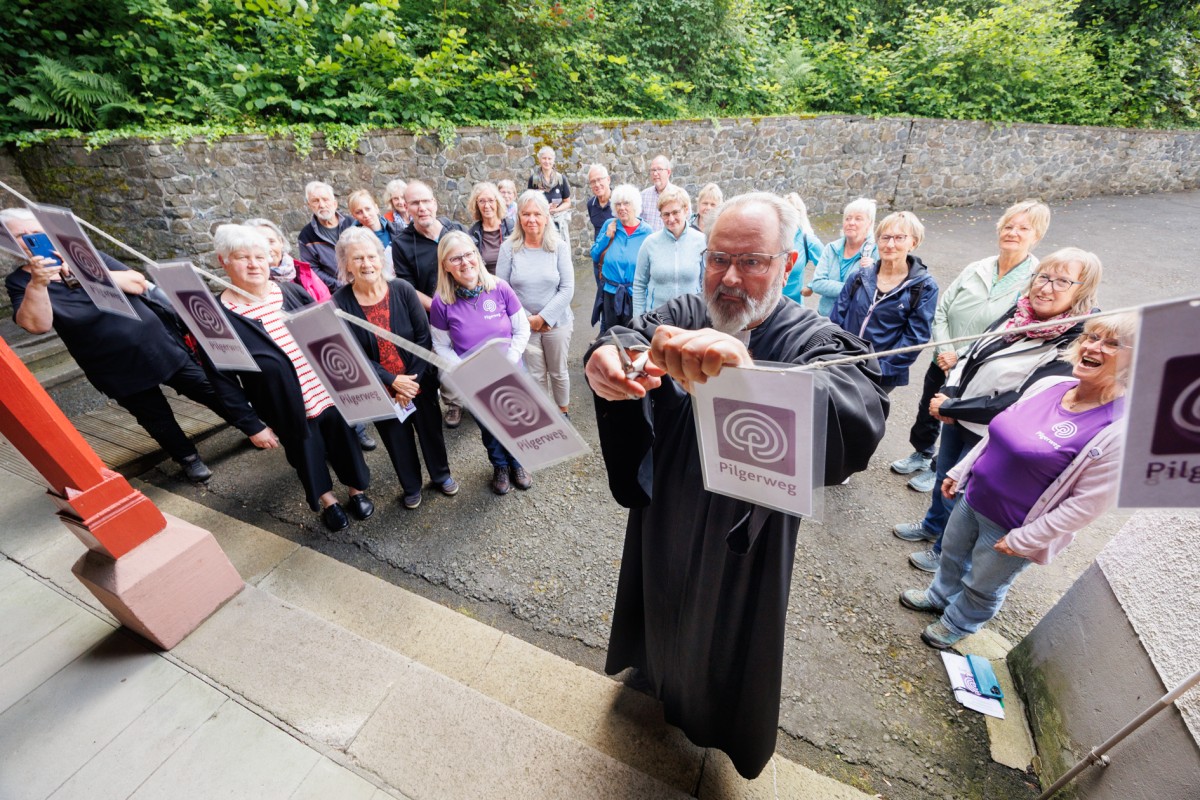 Dekan Axel Wengenroth und die Besucher und Besucherinnen w�hrend der offiziellen Er�ffnung des Pilgerwegs. Foto: Peter Bongard