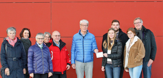 berreicht wurde in Marienstatt ein Scheck mit der stolzen Summe von ber 2.030 Euro, welche am Ende des Schuljahres zusammen mit allen anderen Spenden, die die Abi-Aktion einwirbt und erarbeitet, dem Frauenhaus Westerwald berreicht werden sollen. (Foto: privat)