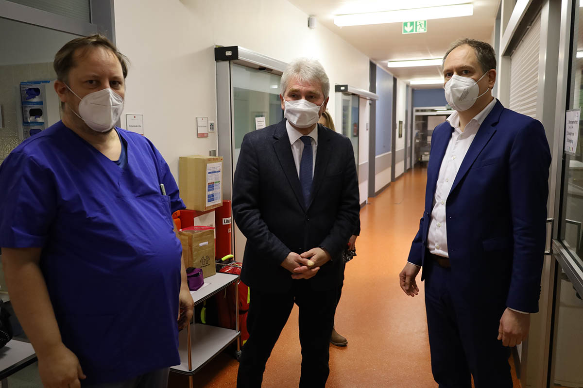 Prof. Dr. Andreas Pinkwart in der DRK-Kinderklinik zu Besuch 