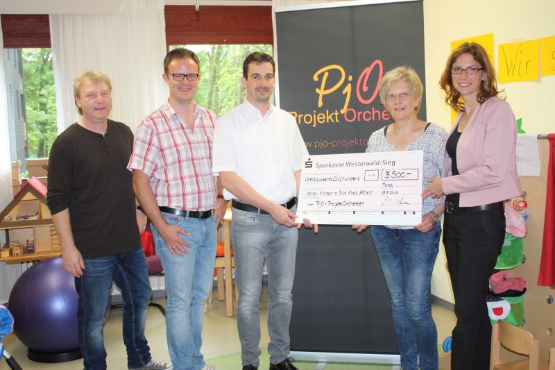 v.l. Martin Steinmann, Marco Lichtenthler, Christian Ferdinand, Sabine Btzing-Lichtenthler und Martina Wagner mit dem Scheck ber 3.500 Euro Foto: jkh