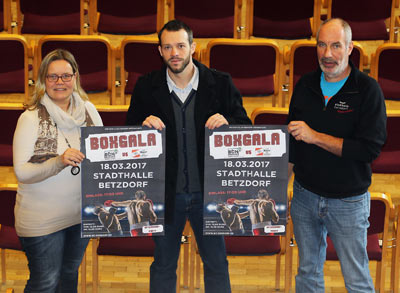 Uschi Knautz (Hallenmanagement), Benjamin Limper (Box-Club Herdorf) und Hallenmeister Jrg Strunk prsentieren die Plakate fr die Box Gala am 18. Mrz. Foto: anna