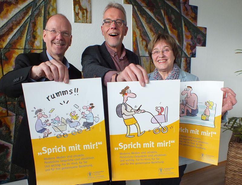 Die Plakataktion - links Thilo Becker - wendet sich humorvoll gegen Konzentration auf Smartphones. Foto: Kinderschutzbund