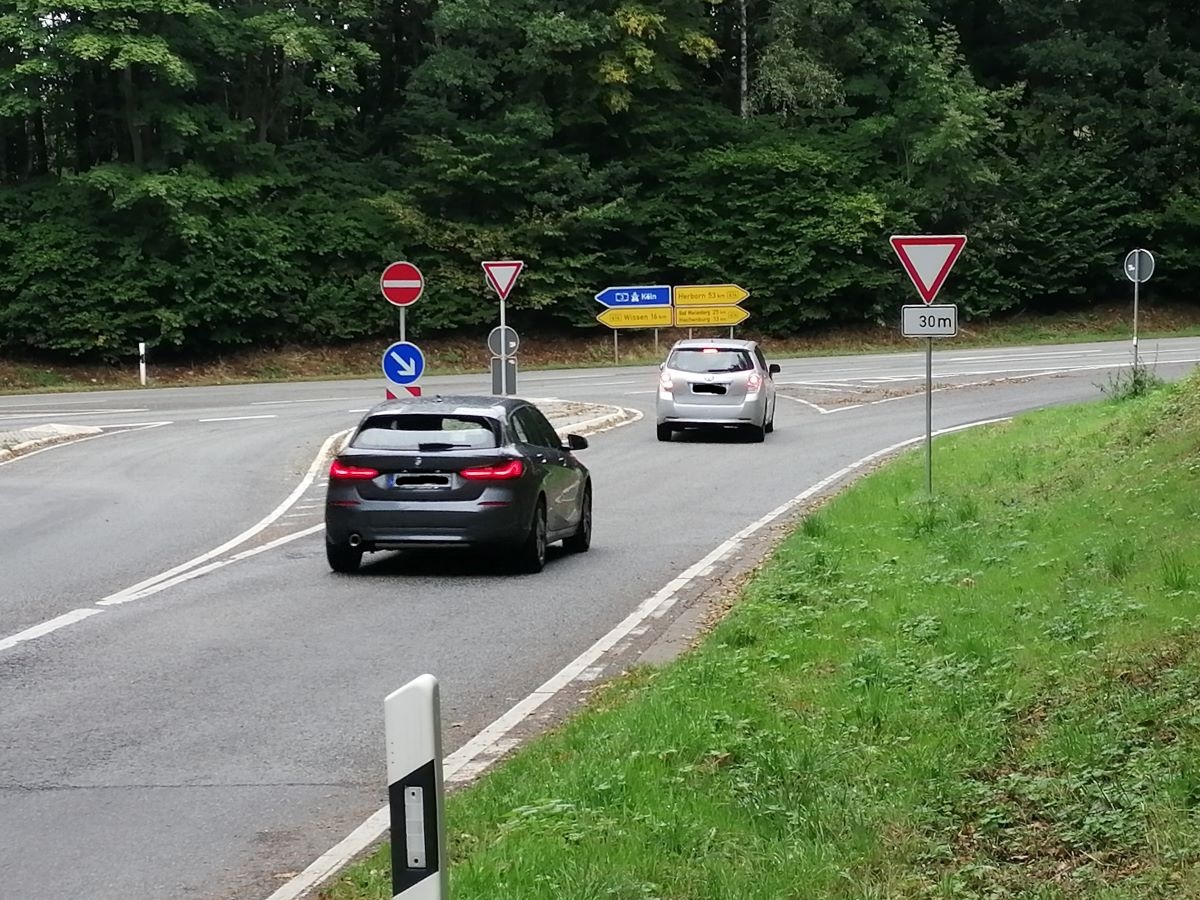 Gefhrlich kann es werden, wenn Autofahrer von der Hochstrae nach links auf die B 414 auffahren wollen. (Foto: vh)
