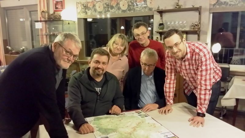 Der Vorstand bei der Planung der Bereisungen: vorne von links nach rechts:  Helmut Ksters, Markus Harf, Hans-Theo Klein, Johannes Wagner. Hinten: Kthemarie Gundelach, Johannes Brings. Foto: privat

