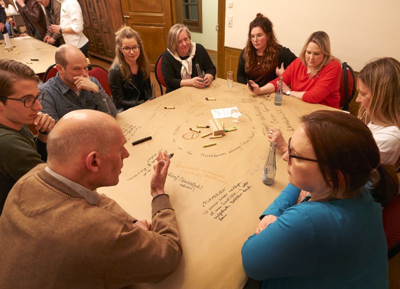 Eine World-Caf-Gruppe whrend der Auftaktveranstaltung zu Hachenburg plastikfrei. Foto: Matthias Ketz  