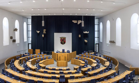 Der Interimsplenarsaal in der Steinhalle des Landesmuseums in Mainz. Fr die Teilnehmer des Workshops Medien & Politik" gehrt der Besuch einer Plenarsitzung zum Programm. (Foto: Landtag Rheinland-Pfalz/Torsten Silz)