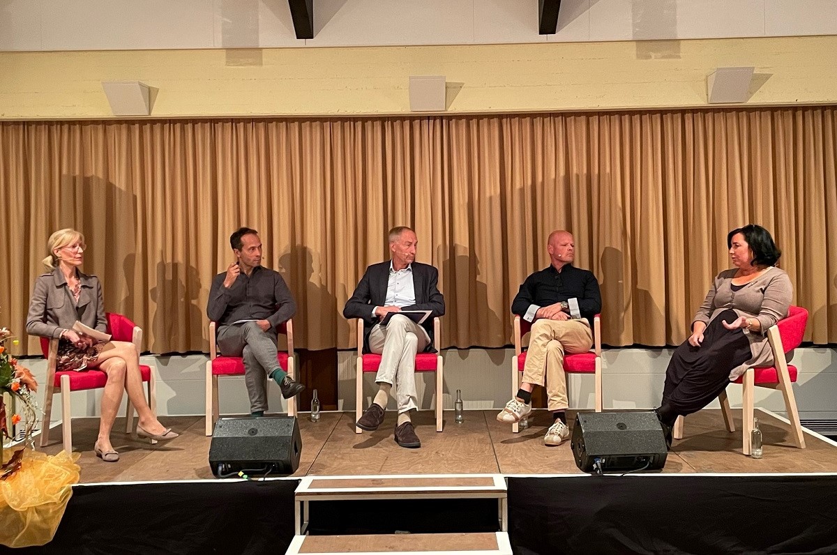 Diskutierten gemeinsam das Thema "Assistierter Suizid": Moderatorin Dr. Sabine Zwierlein-Rockenfeller, Kunsthistoriker Dr. Felix Grtzner, Theologie Georg Beule, Pallliativmediziner Dr. Ingo Hannes und Hospizleiterin Silke Kirchmann (von links). (Foto: Marienhaus-Gruppe)