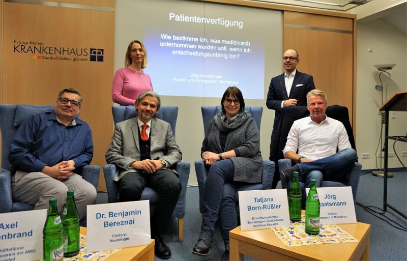 Von links sitzend: Axel Hillenbrand, Dr. Benjamin Bereznai, Tatjana Born-Rler, Richter Jrg Staatsmann sowie (von links stehend) Tamara Hetzert, Einrichtungsleitung Seniorenzentrum "Uhrturm" und Thomas Schulz (stehend). Foto: Krankenhaus Dierdorf/Selters