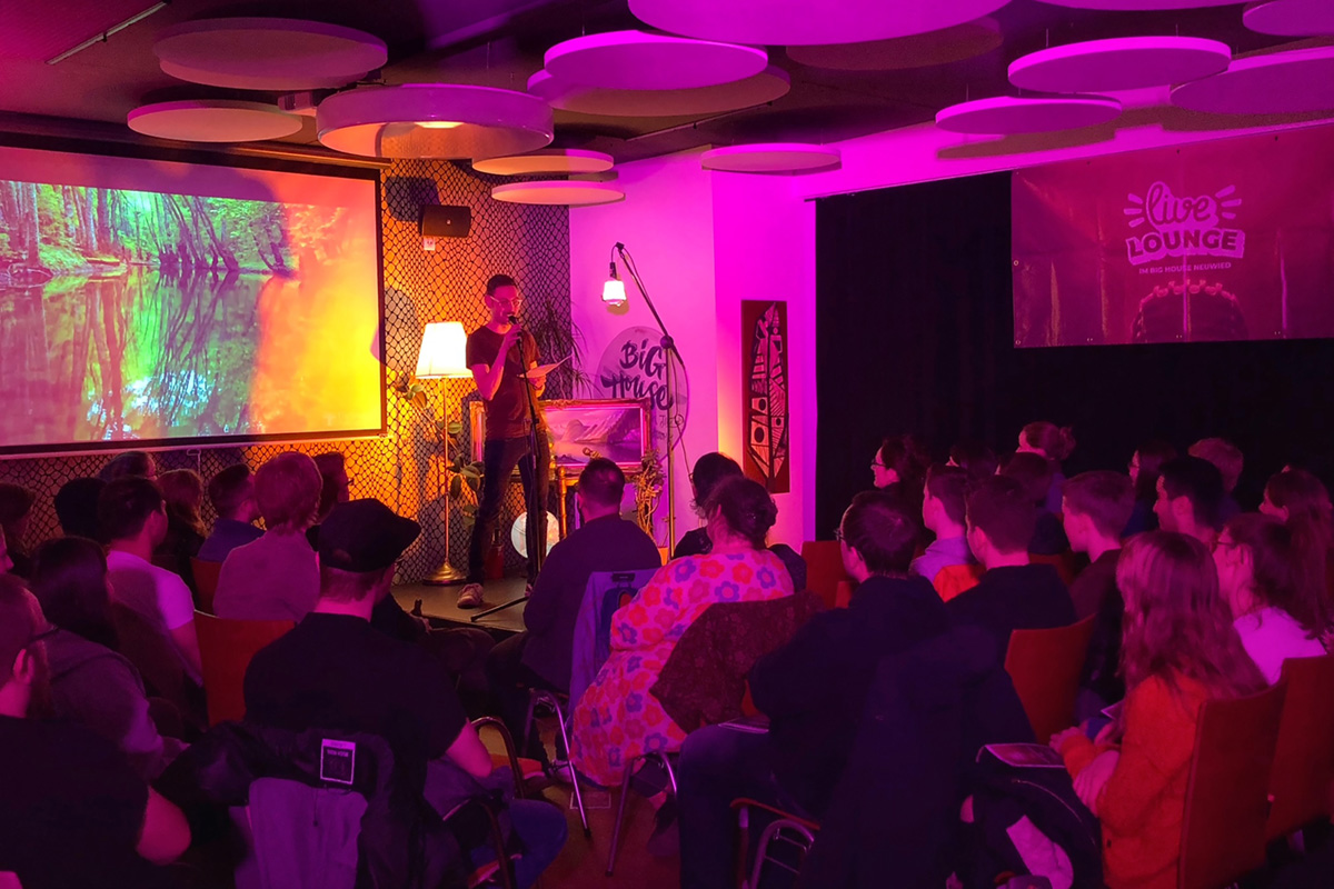 Der etwas andere literarische Abend: Im Big House versuchen sechs K�nstlerinnen und K�nstler mit ihren selbstgeschriebenen Texten das Publikum f�r sich zu gewinnen.
Foto: Stadt Neuwied/Sarah Kunz
