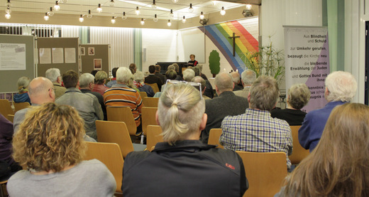 Zahlreiche Zuhrer waren zum Vortrag der ehemaligen Stadtarchivarin Maria Meurer ins pfarrer-ninck-haus gekommen. (Foto: Evangelisches Dekanat Westerwald)