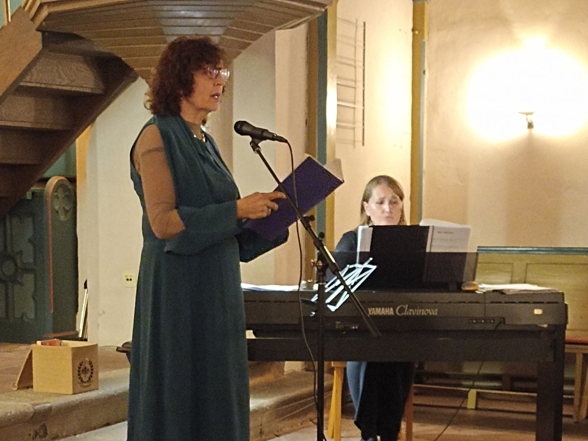 Musikalisch wurde der Abend gestaltet mit jdischen Liedern von der Sngerin Bella Liebermann, begleitet von Kateryna Kashuba am Piano. (Foto: Rdiger Stein)