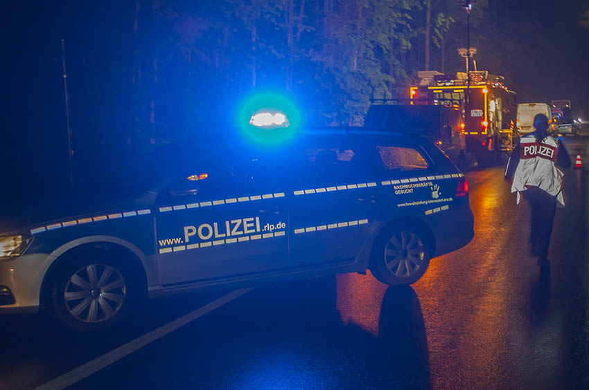 Junger Fahrer fuhr gegen einen Baum