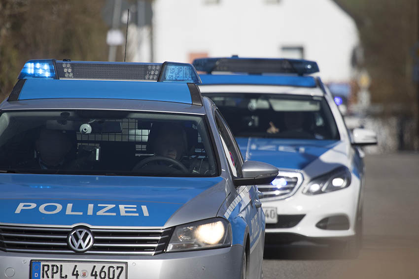 Drei Mnner nach bewaffneten berfall auf Tankstelle festgenommen