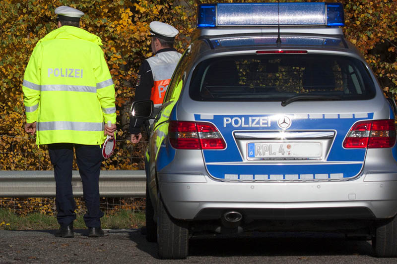 Alkoholisierter Radfahrer stürzt beim Versuch, Treppe hinunterzufahren in Altenkirchen