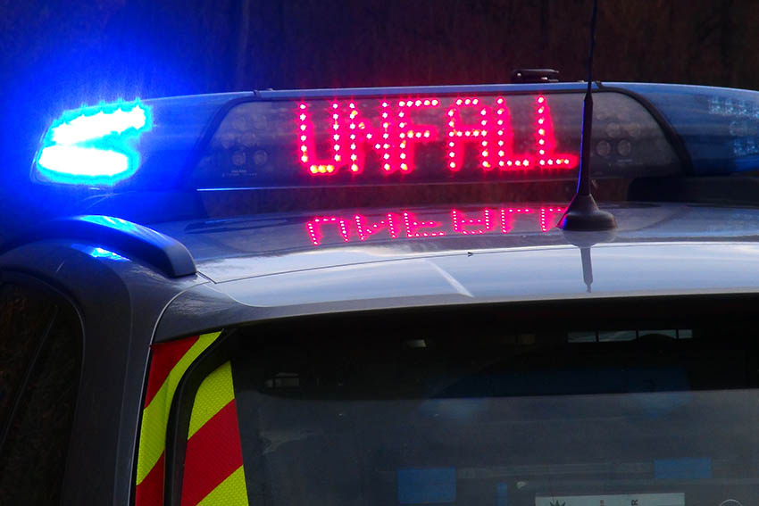 Sturm bringt LKW-Anhnger ins Schlingern - Gespann landet am Baum