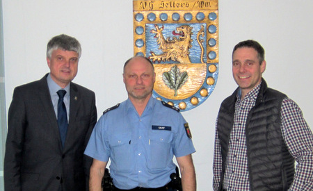 Brgermeister Klaus Mller (links) ist froh, dass die wichtige Kontaktstelle des bezirksbeamten durch Frank Graf (Mitte) mit einem erfahrenen Beamten besetzt wurde. Mller sich gemeinsam mit Marko Zeuner (Fachbereich 3/Brgerdienste) auf die Zusammenarbeit. (Foto: VG-Verwaltung Selters) 