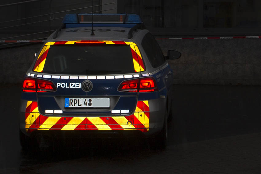 Als sie die Polizei sahen, warfen sie die Drogen ins Gebsch