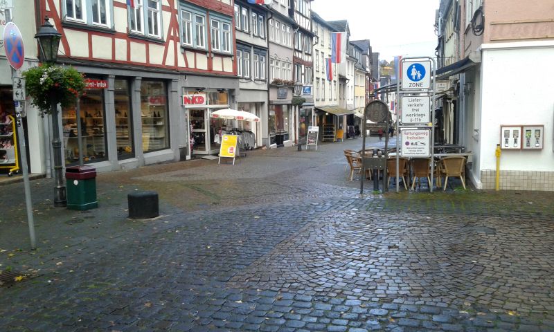 Durch den Einbau von neuen Pollern soll die Fugngerzone in Montabaur besser vor unberechtigt einfahrenden Fahrzeugen geschtzt werden. Der Bereich ist ab 4. November fr rund drei Wochen fr den Fahrzeugverkehr gesperrt. Foto: Stadt Montabaur.