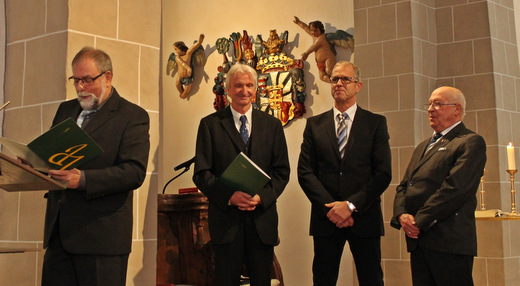 Armin Hemann vom Landeskirchenposaunenwerk gratuliert Posaunenchorleiter Uli Ferger und ehrt die langjhrigen Blser Klaus Mller und Klaus Kirchhfer (von links). (Foto: Evangelisches Dekanat Westerwald) 