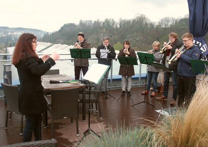 Die musikalische Osterbotschaft bot der Posauenchor in diesem Jahr von Dachterrasse des Walzwerkes in Wissen. Fotos: pr