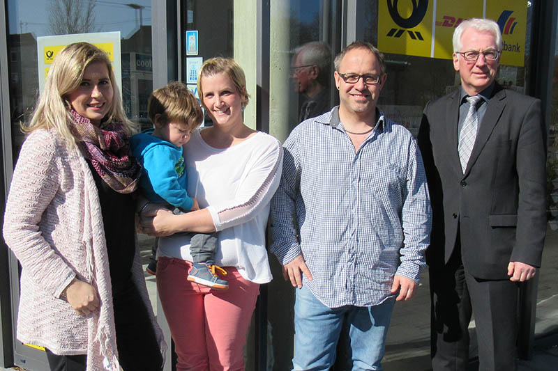 Von rechts: Brgermeister Volker Mendel, Alexander Schrder, sowie Mitarbeiter und Familie. Foto: privat