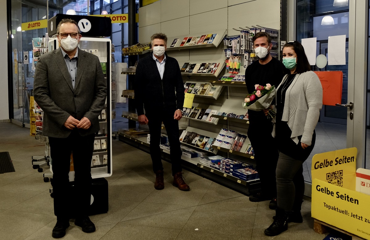 v.l. Brgermeister Berno Neuhoff, Markus Rdder (Wirtschaftsfrderung VG) mit den neuen Pchtern der Postfiliale im RegioBahnhof Wissen Nicole und Andreas Ulonska. 
Berno Neuhoff berreichte einen Herzlichen Willkommen-Blumenstrau. (Fotos: KathaBe)